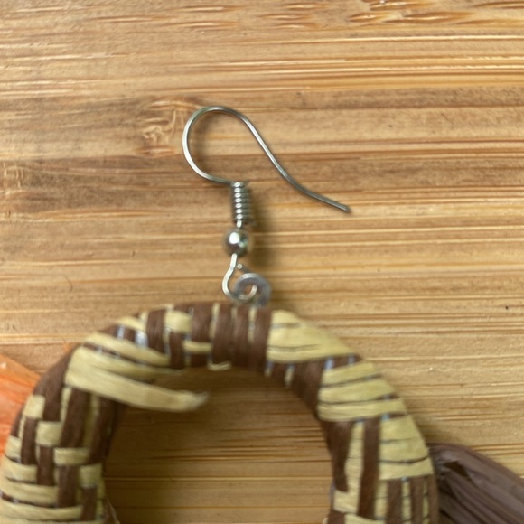 Fun beachy large 'straw' earrings - Picture 6 of 9